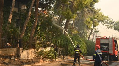 Φωτιά στην Αττική: Κάηκαν δύο πυροσβεστικά οχήματα – Τραυματίστηκε πυροσβέστης