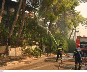 Φωτιά στην Αττική: Κάηκαν δύο πυροσβεστικά οχήματα – Τραυματίστηκε πυροσβέστης