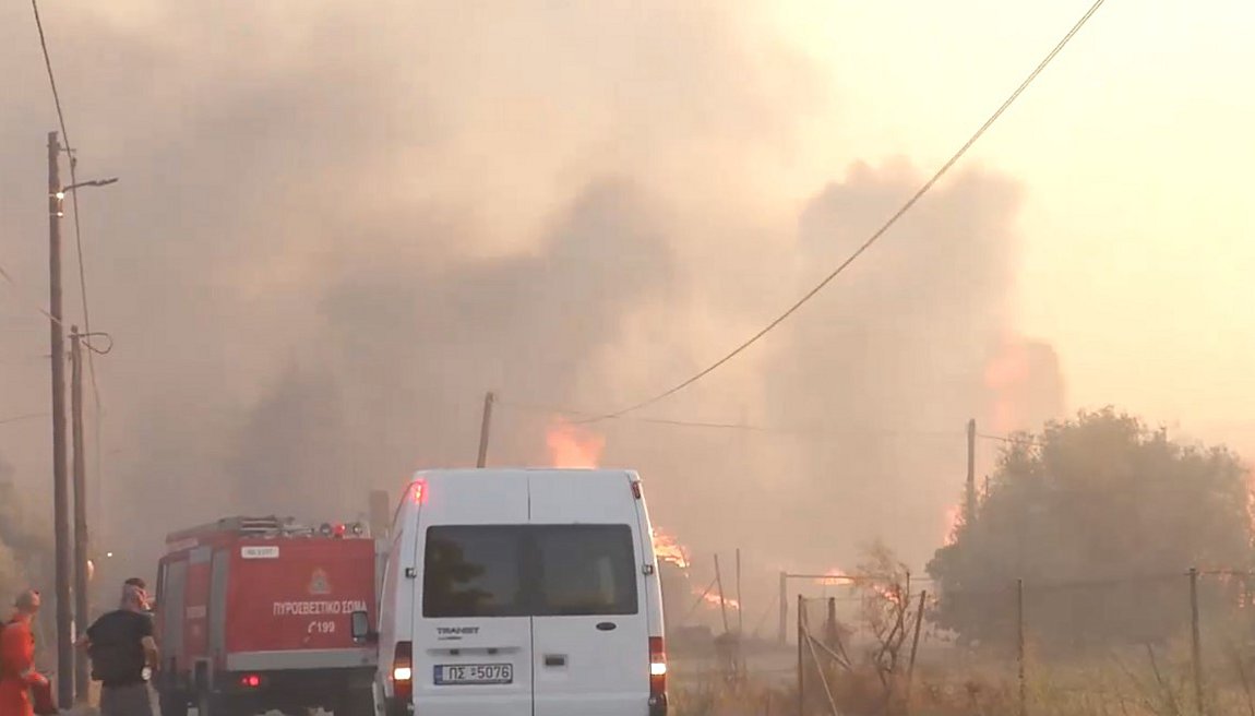 Φωτιά στην Αττική: Απανωτές εκρήξεις στα Βριλήσσια
