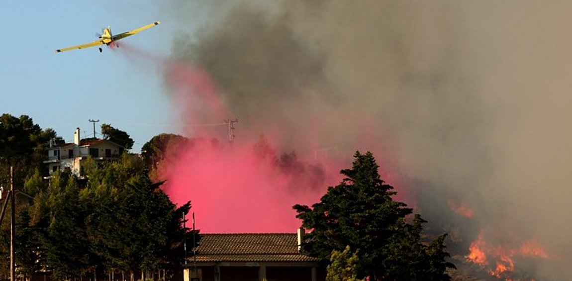 Πύρινη κόλαση στη ΒΑ Αττική: Πέρασε στην Πεντέλη η φωτιά – Εκκενώνονται οικισμοί 