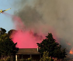 Πύρινη κόλαση στη ΒΑ Αττική: Πέρασε στην Πεντέλη η φωτιά – Εκκενώνονται οικισμοί 