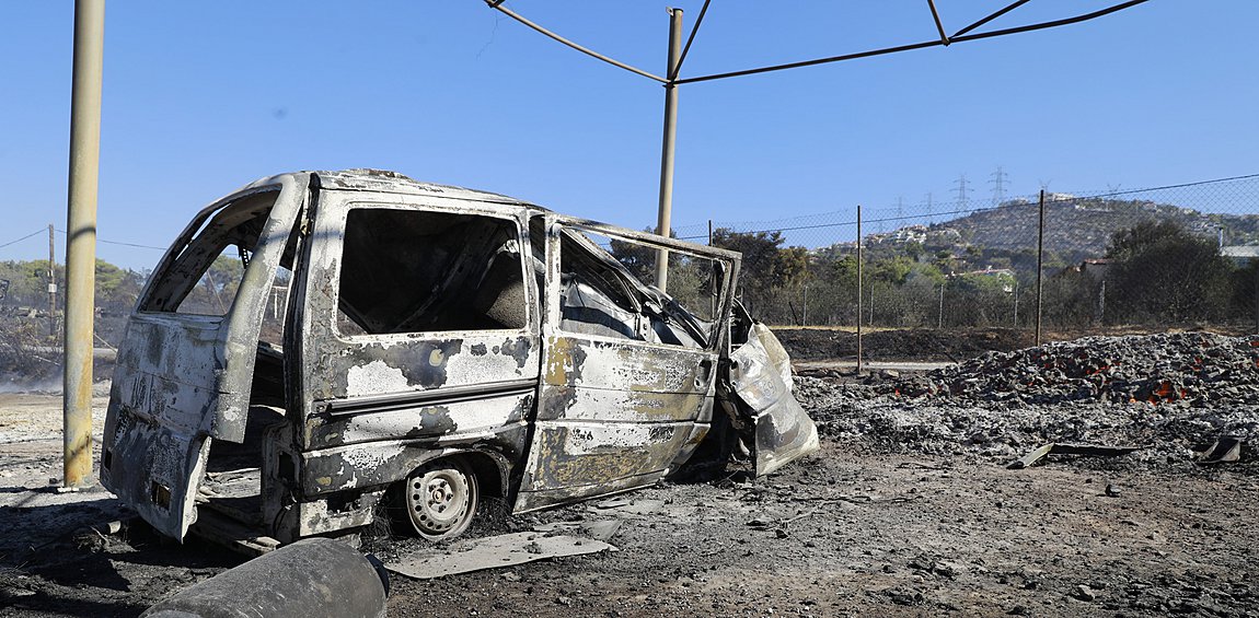 Φωτιά στην Αττική: Εικόνες καταστροφής από το πέρασμα της πυρκαγιάς