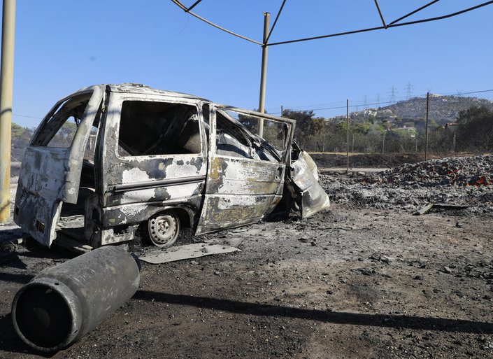 Φωτιά στην Αττική: Εικόνες καταστροφής από το πέρασμα της πυρκαγιάς