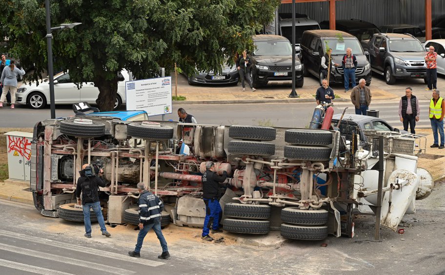 Θεσσαλονίκη: Φορτηγό τούμπαρε στη Λαχαναγορά – Νεκρός ο οδηγός
