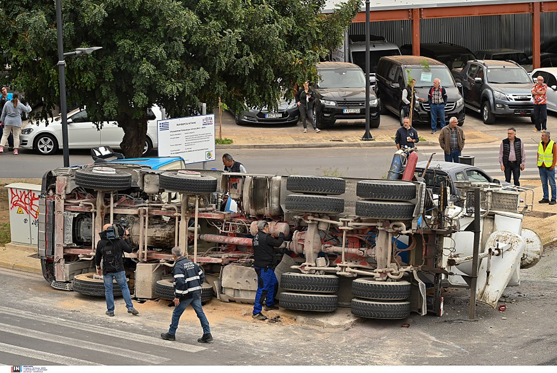 Θεσσαλονίκη: Φορτηγό τούμπαρε στη Λαχαναγορά – Νεκρός ο οδηγός