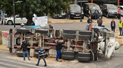 Θεσσαλονίκη: Φορτηγό τούμπαρε στη Λαχαναγορά – Νεκρός ο οδηγός
