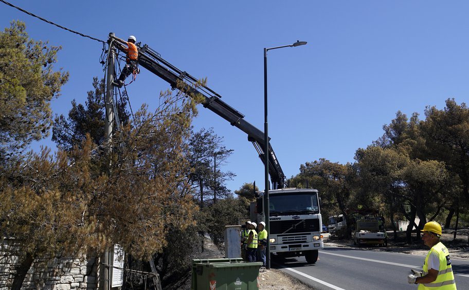 ΔΕΔΔΗΕ: Ολοκληρώνονται οι εργασίες επανηλεκτροδότησης στις πυρόπληκτες περιοχές