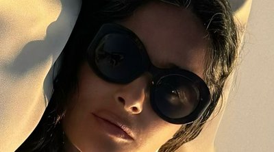 Salma Hayek: Ποζάρει με μοβ μπικίνι σε πολυτελές γιοτ
