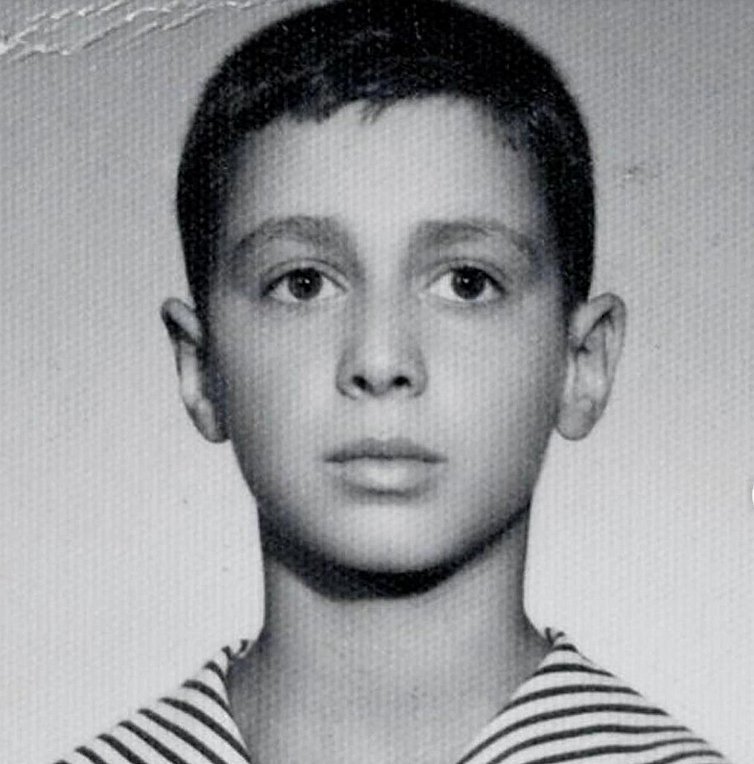 Ποιος διάσημος Έλληνας σχεδιαστής μόδας είναι το αγόρι της φωτογραφίας;