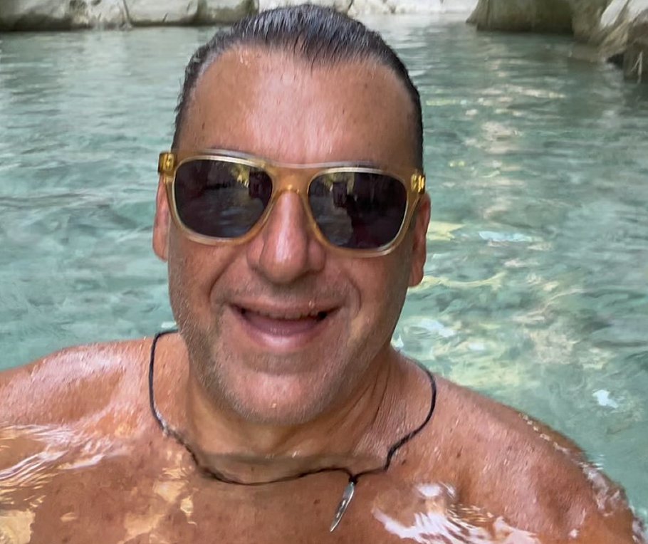 Γιώργος Λιάγκας: Η βουτιά στα παγωμένα νερά του ποταμού Αχέροντα