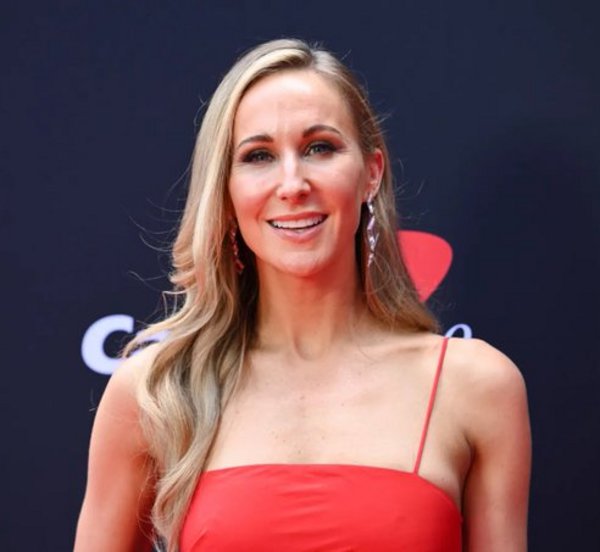 H Nikki Glaser θα παρουσιάσει την 82η τελετή απονομής των Χρυσών Σφαιρών