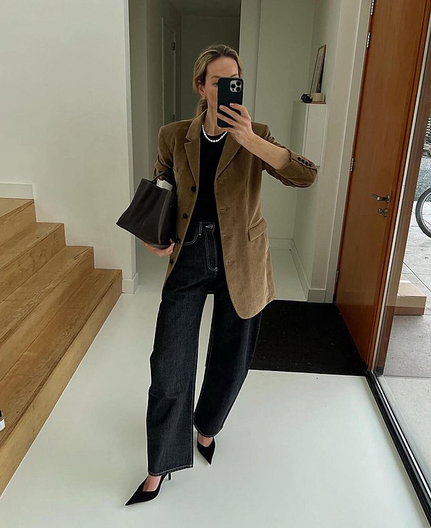 Barrel Jeans: Η νέα τάση στα παντελόνια έχει τη μορφή… βαρελιού!