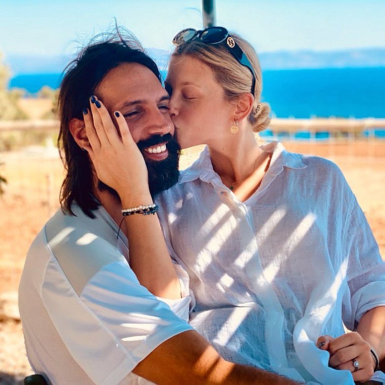 Κωνσταντίνα Κομμάτα: Στο γήπεδο με την κόρη της για να καμαρώσουν τον Γιώργο Σαμαρά