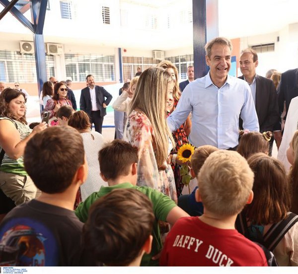 Σε δημοτικό σχολείο της Γλυφάδας για την έναρξη της νέας σχολικής χρονιάς ο Κυριάκος Μητσοτάκης