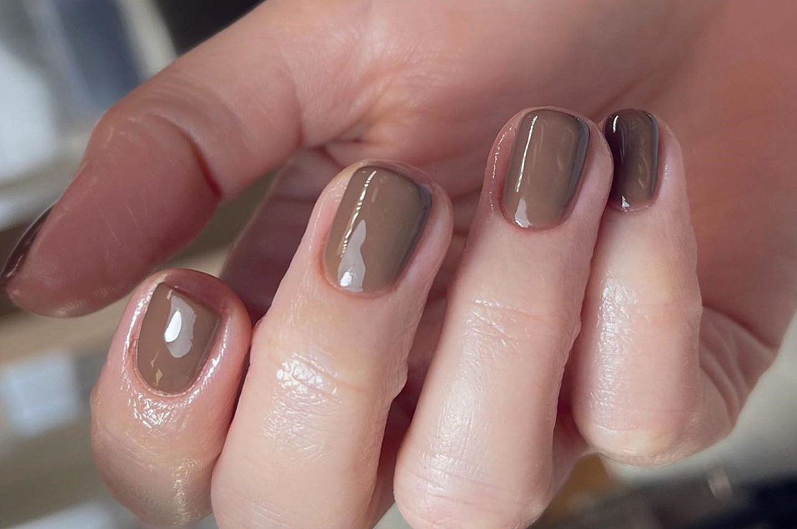 Τα κορυφαία σκουρόχρωμα βερνίκια νυχιών για το Φθινόπωρο 2024