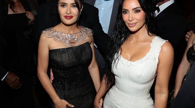 Η Salma Hayek κάνει photobombing στην Kim Kardashian