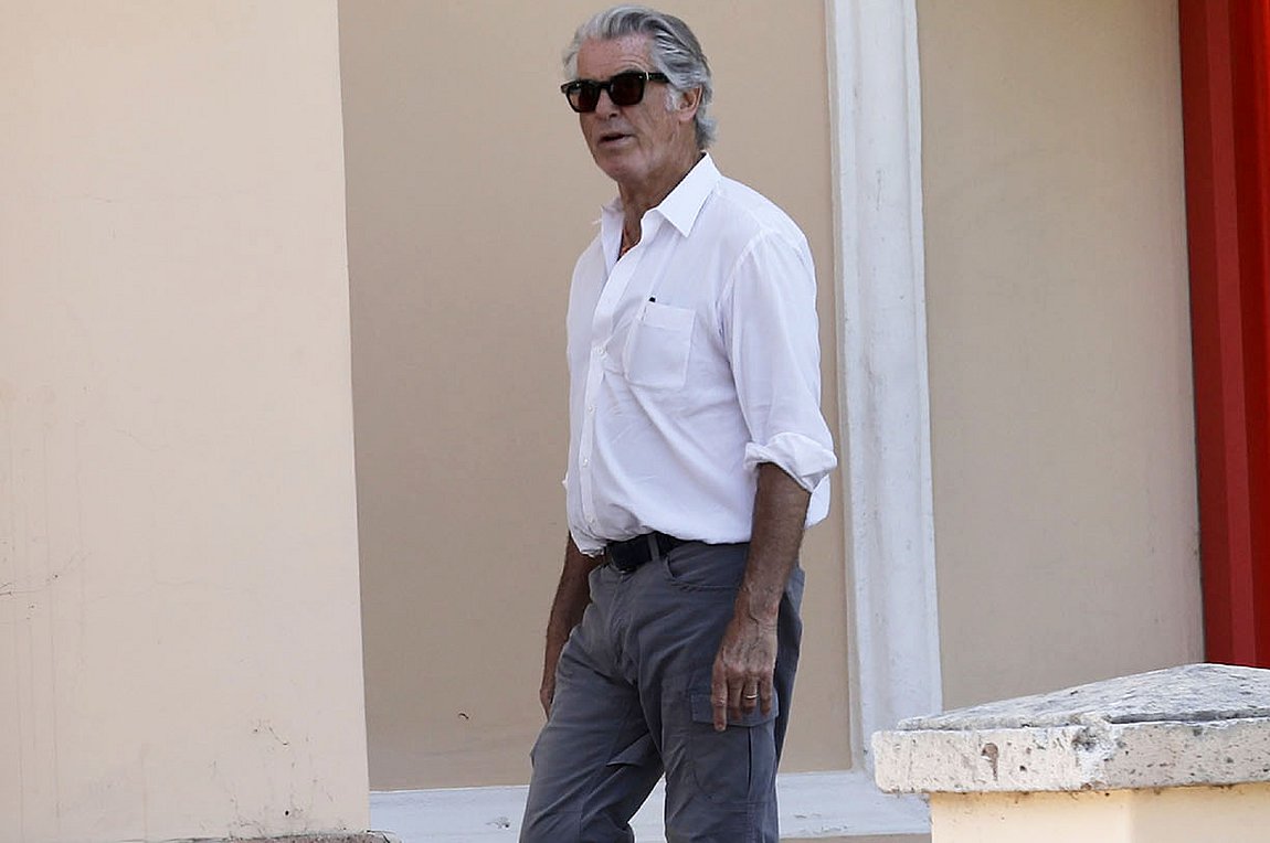 Pierce Brosnan: Καθηλώνει με τη γοητεία του ως «Ταξιδιώτης»