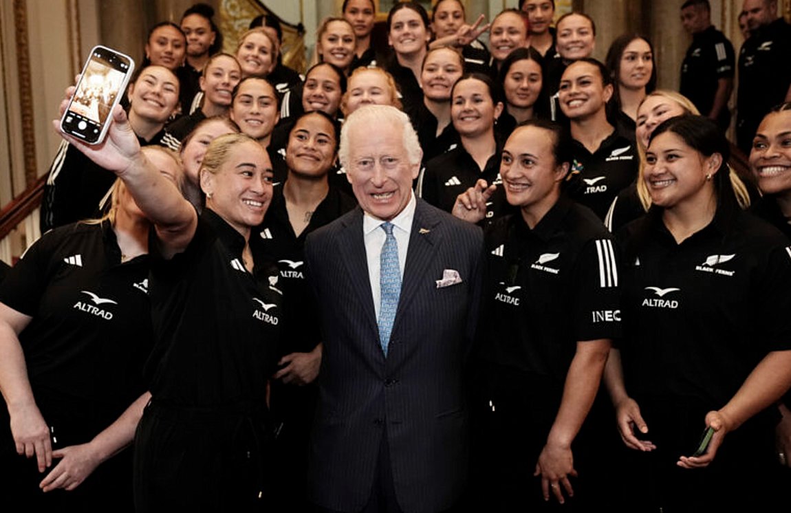 Βρετανία: Ξανά με την ελληνική του γραβάτα ο Βασιλιάς Κάρολος