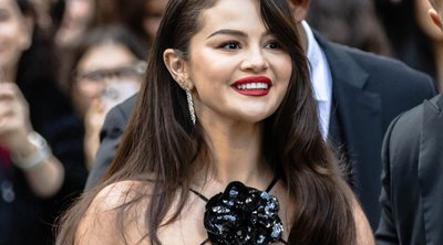 Selena Gomez: Επαναφέρει δύο τάσεις από τα 00s στο κόκκινο χαλί