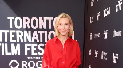 Η Cate Blanchett μας δείχνει πώς θα φορέσουμε total red από το πρωί ως το βράδυ
