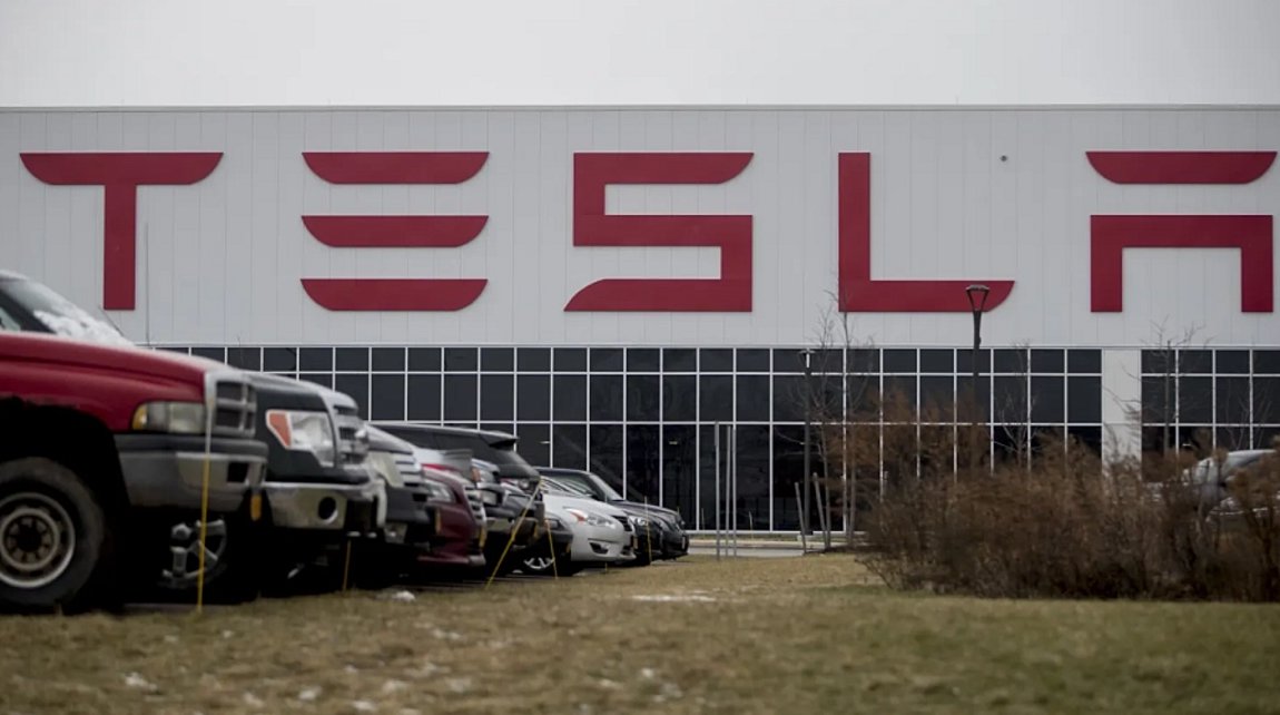 Tesla: «Οι προϊστάμενοι μου έλεγαν να αγνοώ τις πινακίδες» – Τι δήλωσε εργαζόμενος