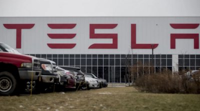 Tesla: «Οι προϊστάμενοι μου έλεγαν να αγνοώ τις πινακίδες» - Τι δήλωσε εργαζόμενος