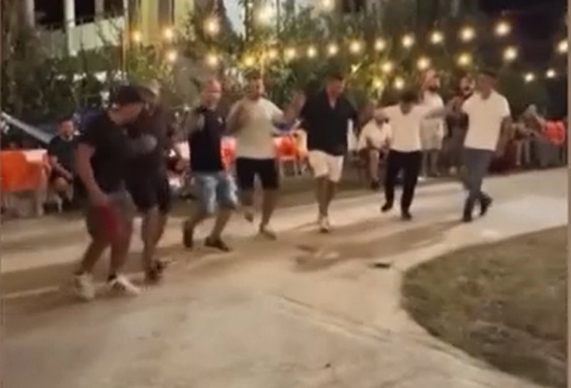 Αλβανία: Χόρεψαν συρτό με… Μάικλ Τζάκσον