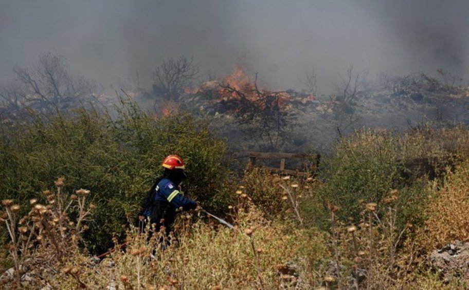 Φωτιά στους Αγίους Θεοδώρους Μαγνησίας - Επιχειρούν 6 εναέρια μέσα