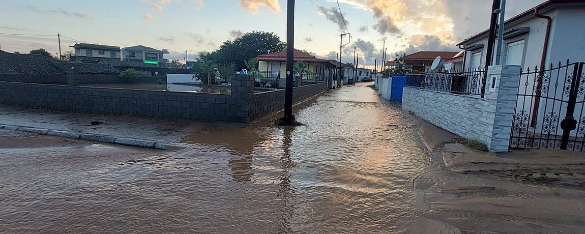 Πλημμύρισαν δρόμοι στην Κομοτηνή – Κάτοικοι εγκλωβίστηκαν στα σπίτια τους