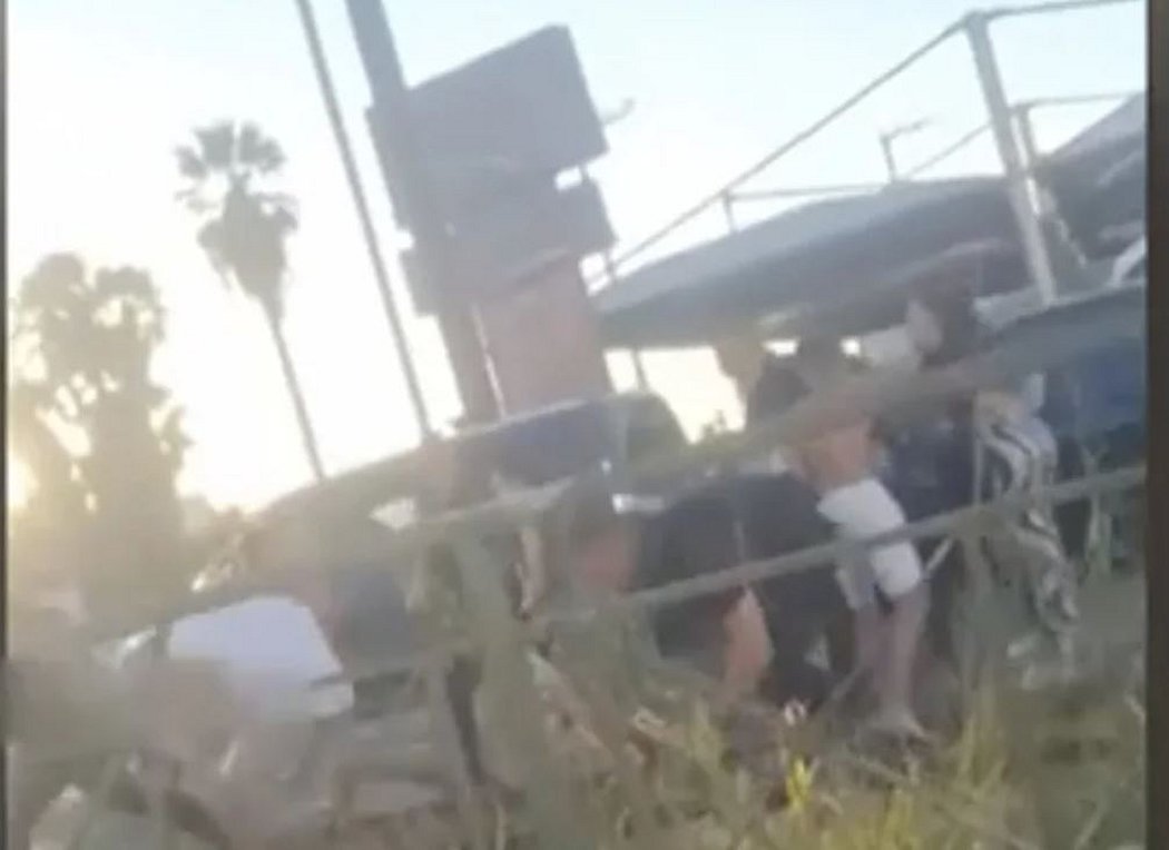 ΒΙΝΤΕΟ: Η στιγμή που δύο αστυνομικοί δέχονται επίθεση από ομάδα Ρομά στην Πάτρα