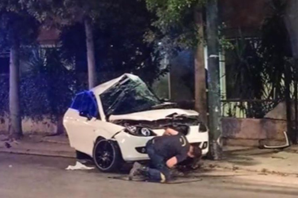 Σοβαρό τροχαίο στο Χαλάνδρι: Έχασε τον έλεγχο και «καρφώθηκε» σε κολώνα