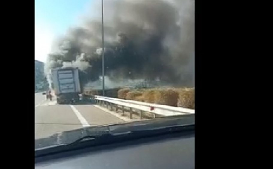 Φωτιά ξέσπασε σε νταλίκα με ζώα κοντά στην Αμφιλοχία - ΒΙΝΤΕΟ
