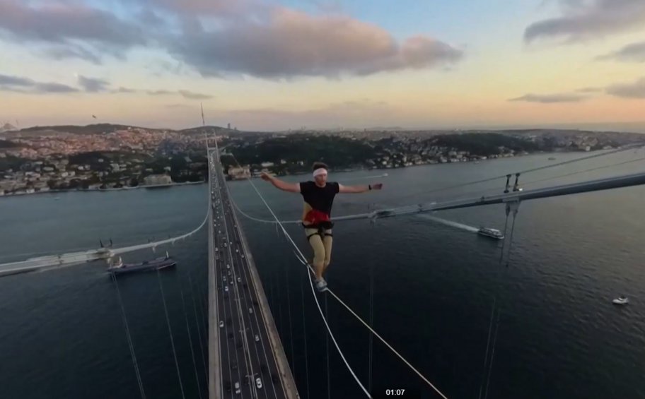 Ακροβάτης διέσχισε τον Βόσπορο πάνω σε σχοινί μήκους ενός χιλιομέτρου - ΒΙΝΤΕΟ