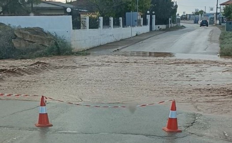 Θεσσαλονίκη: Διακοπή κυκλοφορίας λόγω έντονης βροχόπτωσης στην επαρχιακή οδό Νέων Μουδανιών - Καλλικράτειας