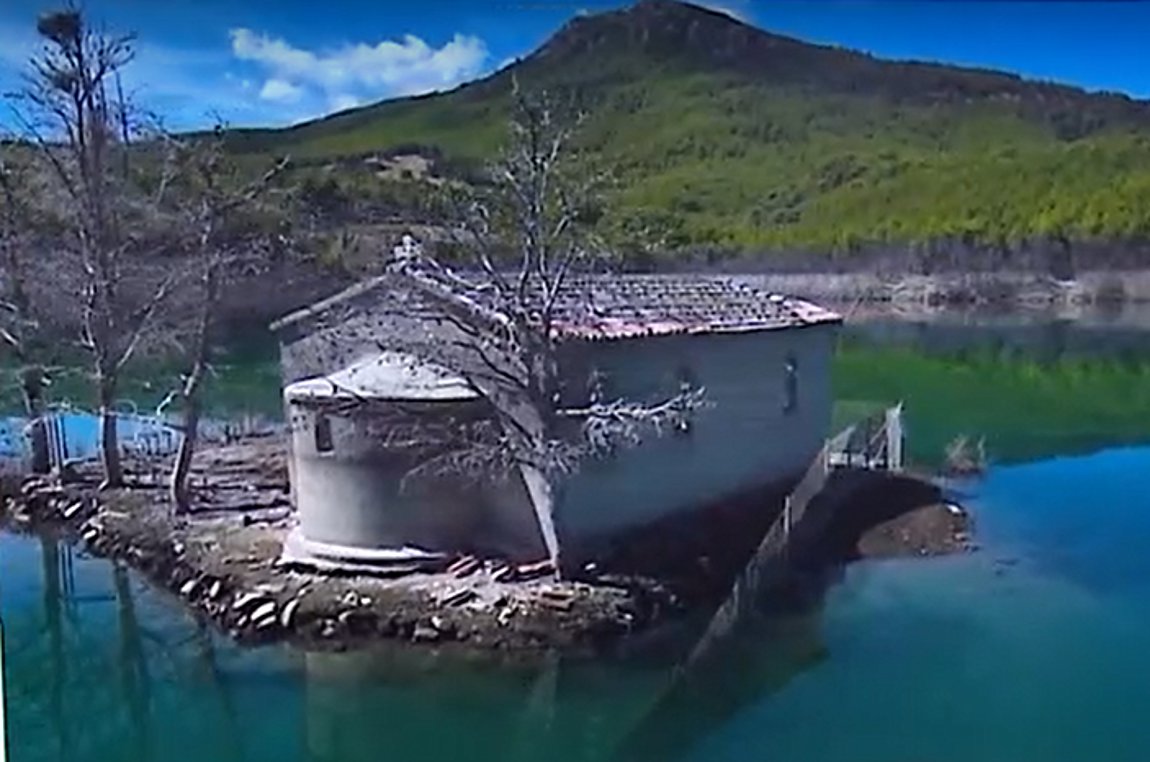 Αχαΐα: Βυθισμένο εκκλησάκι αναδύθηκε στην επιφάνεια λόγω λειψυδρίας