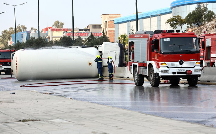 Εκκενώνεται η δομή του Σχιστού λόγω της ανατροπής του βυτιοφόρου