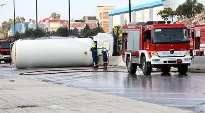 Εκκενώνεται η δομή του Σχιστού λόγω της ανατροπής του βυτιοφόρου