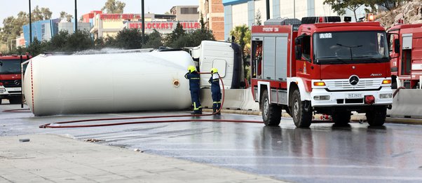 Ανατροπή βυτιοφόρου με υγραέριο: Εκκενώθηκε η προσφυγική δομή του Σχιστού - ΒΙΝΤΕΟ 