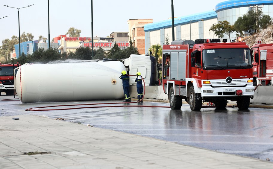 Ανατροπή βυτιοφόρου στη λεωφόρο Σχιστού – Διακοπή κυκλοφορίας
