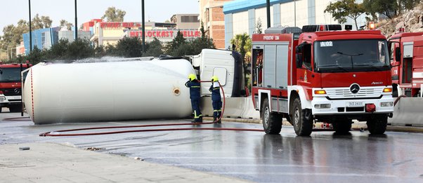 Ανατροπή βυτιοφόρου στη λεωφόρο Σχιστού – Διακοπή κυκλοφορίας
