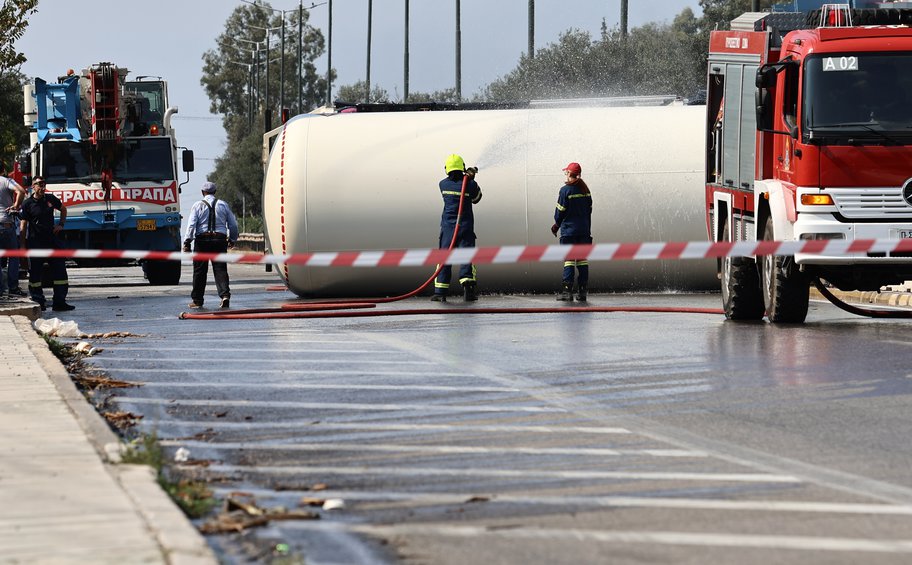 Ανατροπή βυτιοφόρου με υγραέριο: Εκκενώθηκε η προσφυγική δομή του Σχιστού - ΒΙΝΤΕΟ 