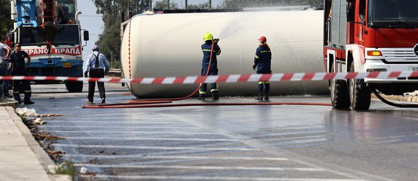 Ανατροπή βυτιοφόρου με υγραέριο: Εκκενώθηκε η προσφυγική δομή του Σχιστού - ΒΙΝΤΕΟ 