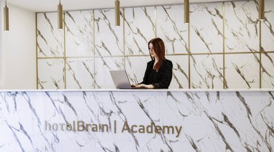 H HotelBrain Academy εγκαινιάζει το ασύγχρονο Online Professional Diploma in Hospitality διευρύνοντας τις ευκαιρίες εκπαίδευσης για τους επαγγελματίες φιλοξενίας