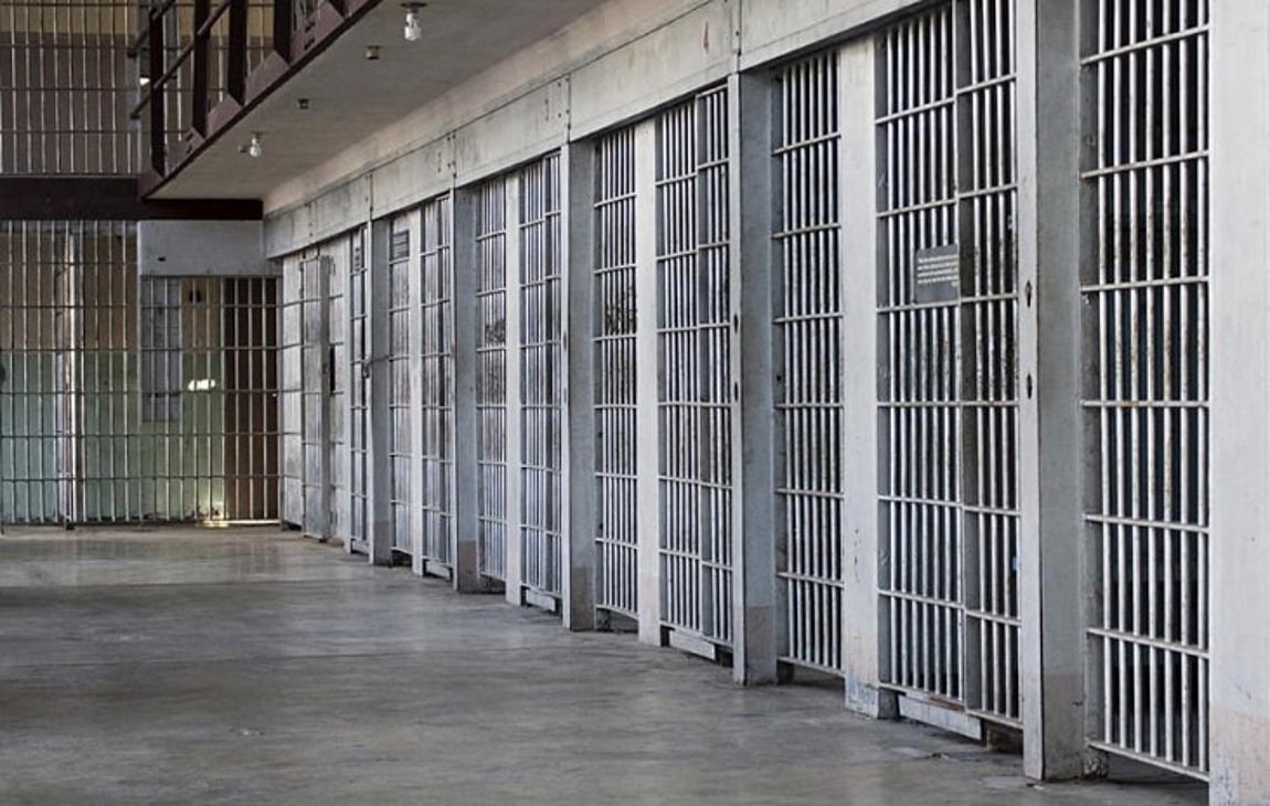 Σωφρονιστικός υπάλληλος διακινούσε ναρκωτικά σε φυλακή