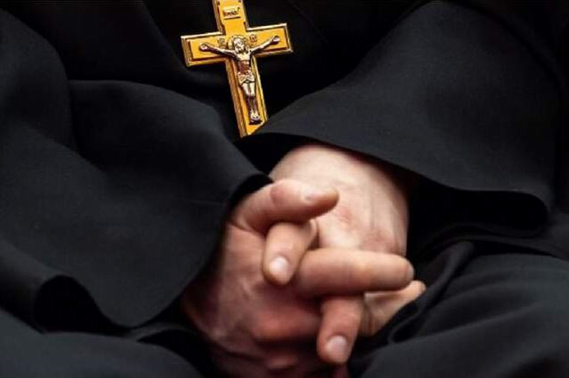 Νέα Φιλαδέλφεια: Χειροπέδες σε ιερέα που αυνανιζόταν έξω από σχολείο