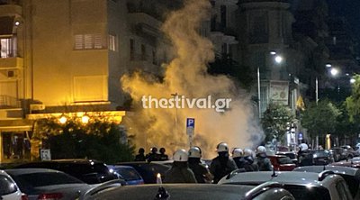 Θεσσαλονίκη: Κουκουλοφόροι πέταξαν πέτρες σε ΜΑΤ – Τους απώθησαν με δακρυγόνα οι αστυνομικοί - ΒΙΝΤΕΟ