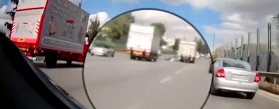 Βίντεο-σοκ από τροχαίο ατύχημα στον Κηφισό – Μηχανή συγκρούστηκε με φορτηγό