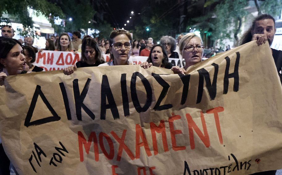 Άγιος Παντελεήμονας: Εικόνες από την πορεία διαμαρτυρίας για τον θάνατο κρατούμενου στο Αστυνομικό Τμήμα