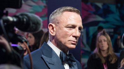 Daniel Craig: Όλα τα βλέμματα πάνω του με τη… φανταχτερή εμφάνισή του
