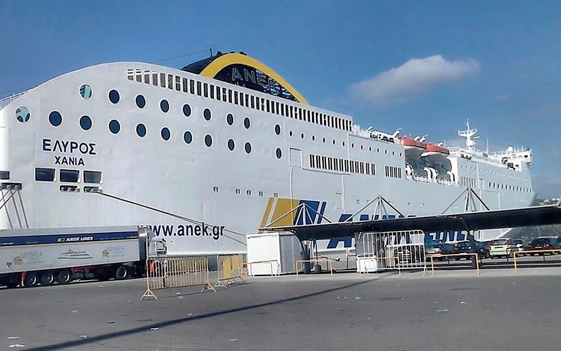 Bλάβη στο επιβατηγό πλοίο Έλυρος με 1.096 επιβαίνοντες – Επιστρέφει στον Πειραιά